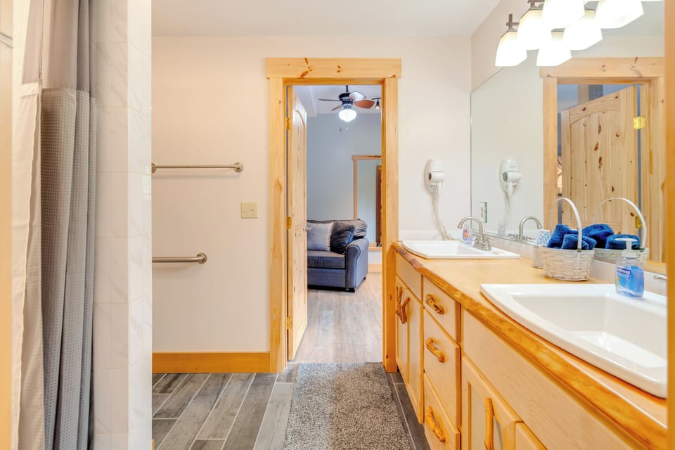 Full Bathroom | Towels Provided