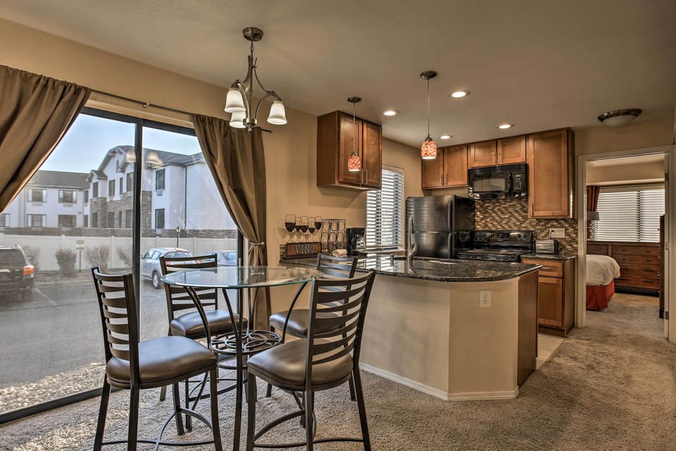 Dining Area | Dishware/Flatware Provided