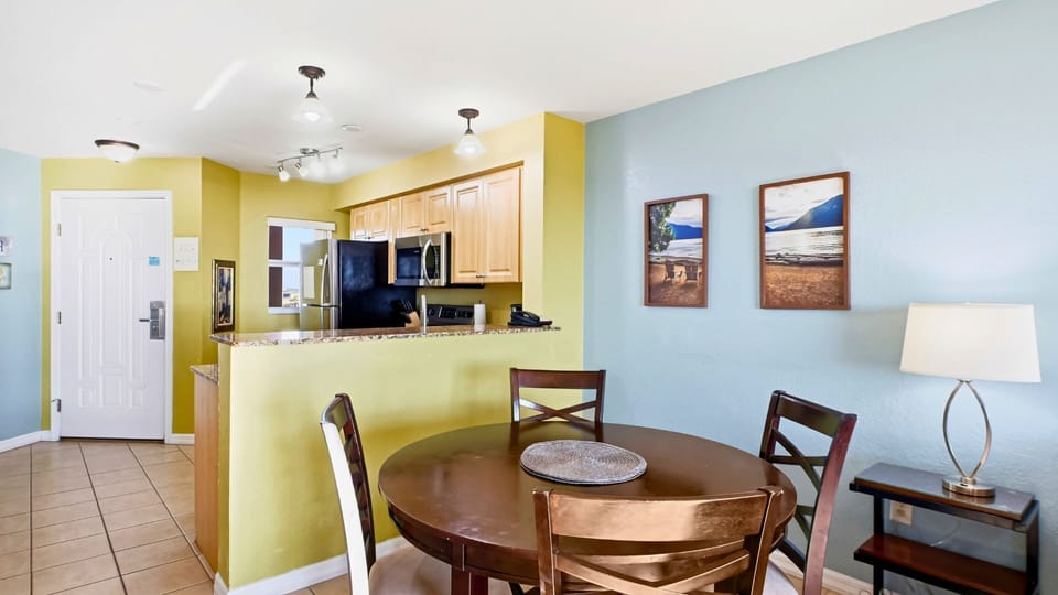 Surf Beach Room 405 Dining Area and Kitchen (1)