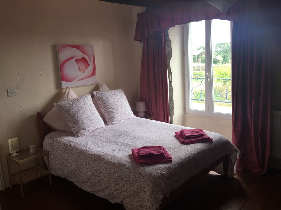 Double Room (Rose, 13 sq m) | Individually decorated, individually furnished, free WiFi, bed sheets