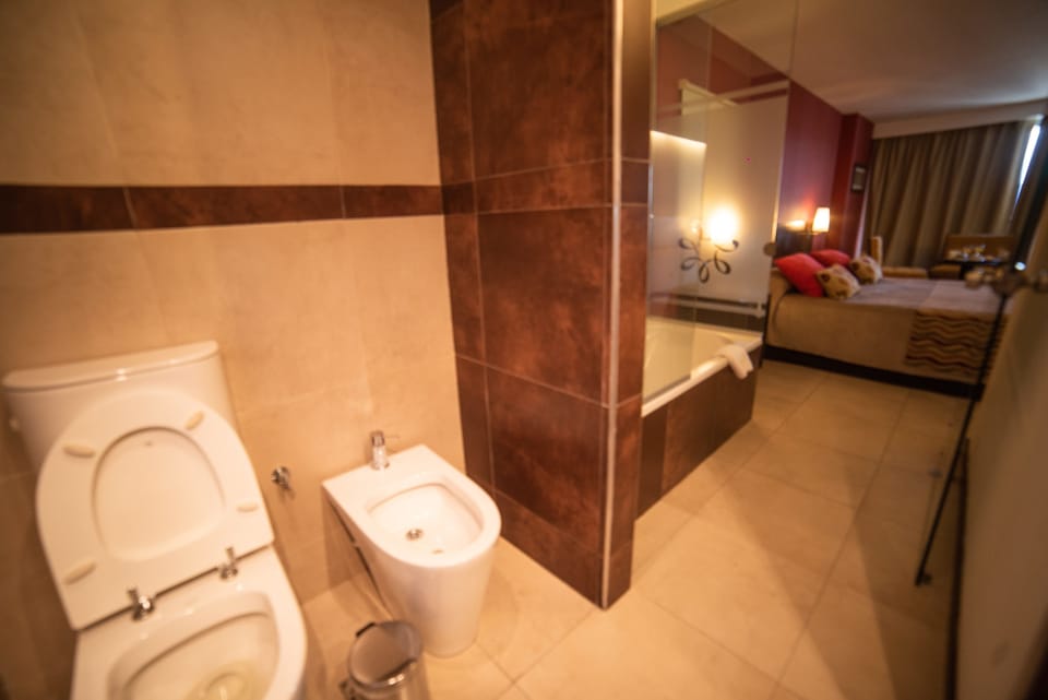 Superior Room, 1 King Bed, Non Smoking, Lake View | Bathroom | Free toiletries, hair dryer, bidet, towels