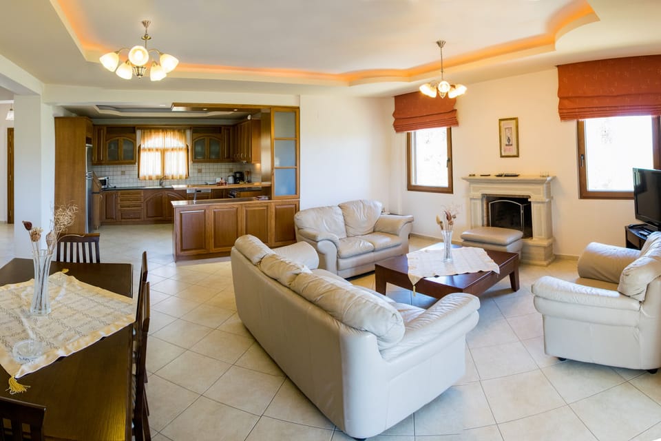 Villa Tinadora living/dining room