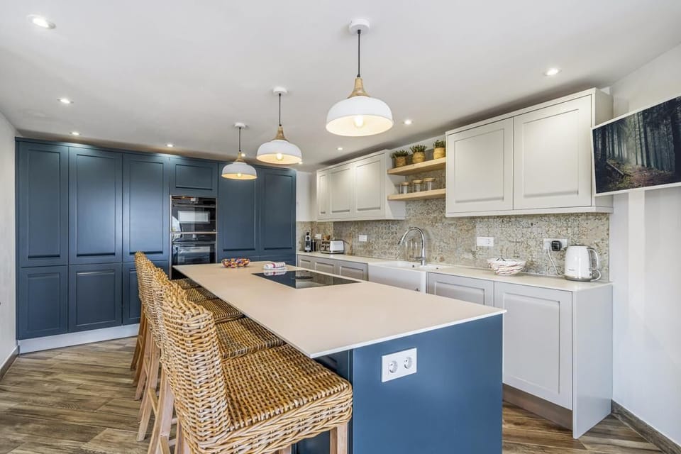 Everything you need, 2 dishwashers, huge fridge and freezer, and so much space