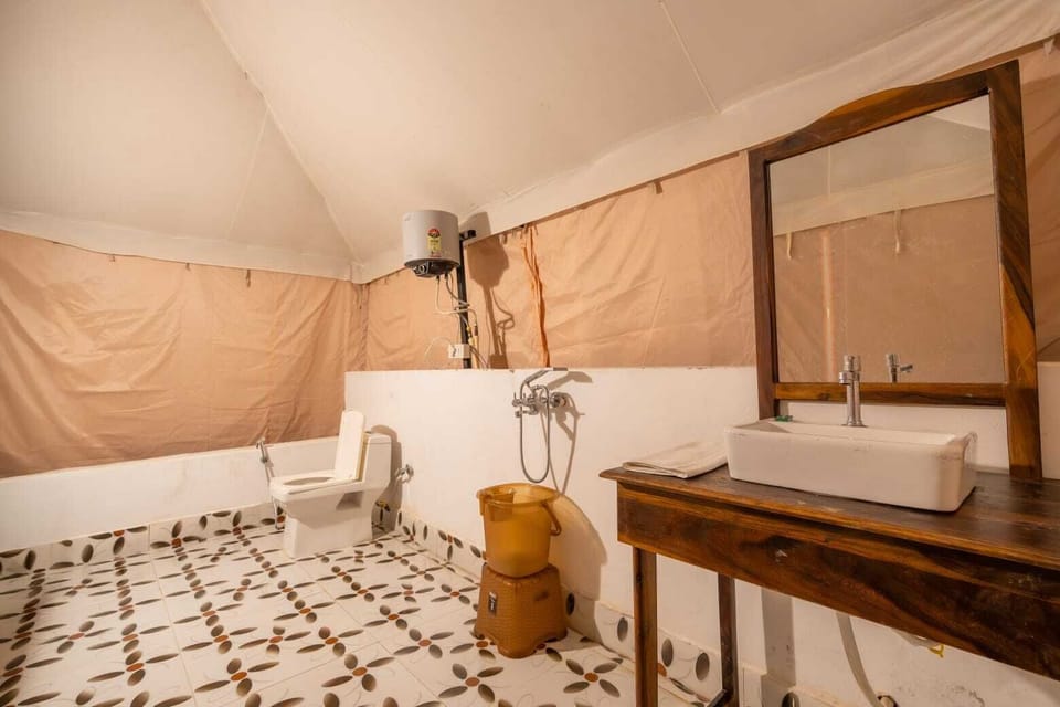 Luxury Tent, 1 Bedroom | Bathroom | Shower, free toiletries, towels