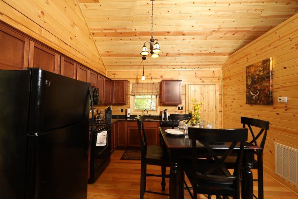 Dining area & kitchen 