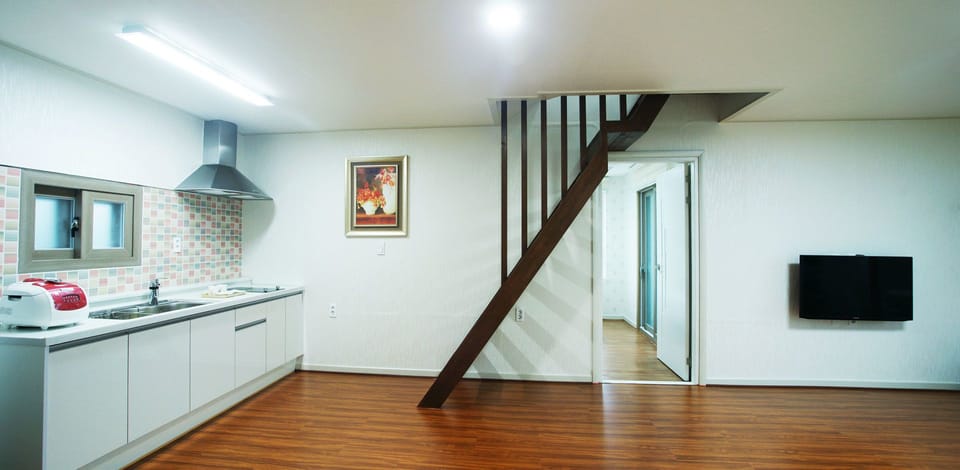 Family Room (Duplex) | Private kitchenette | Fridge, microwave, electric kettle, cookware/dishes/utensils
