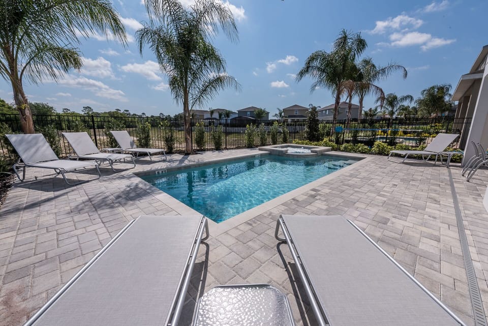 Private pool with 6 sun loungers 