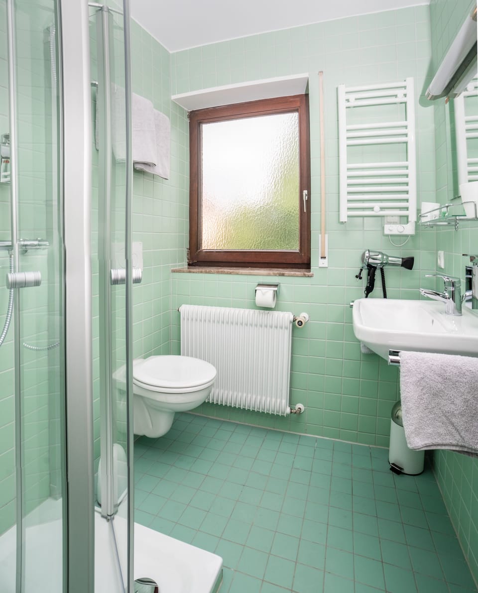 Junior Studio Suite | Bathroom | Shower, hair dryer, bathrobes, slippers