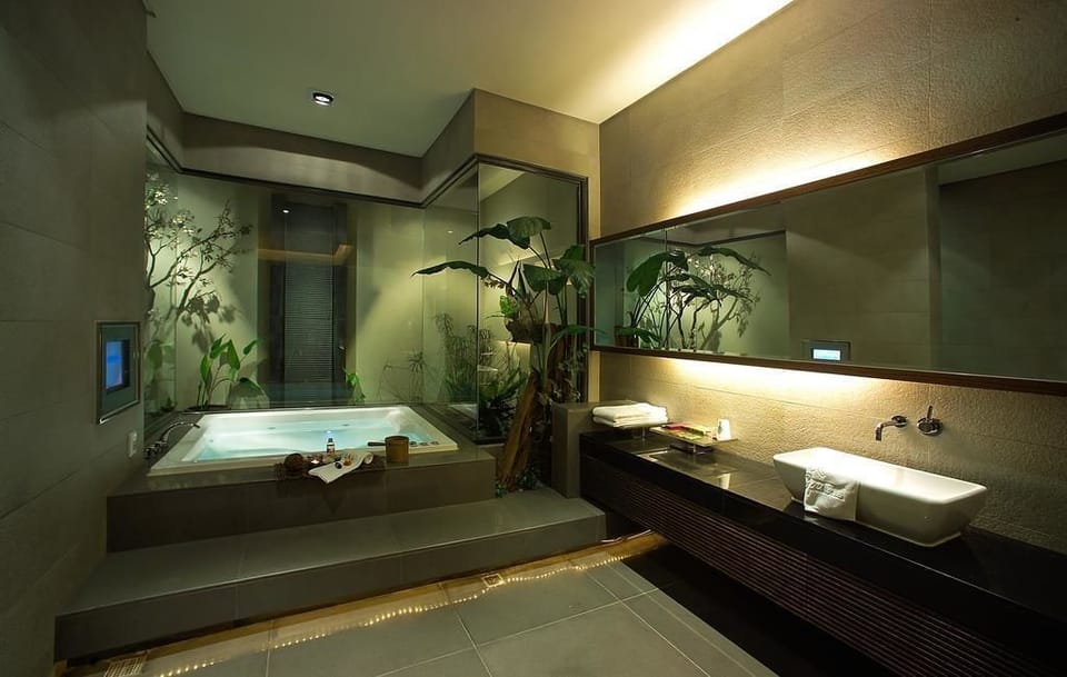 Standard Double Room, 1 Double Bed, Non Smoking | Bathroom | Free toiletries, hair dryer, slippers, towels