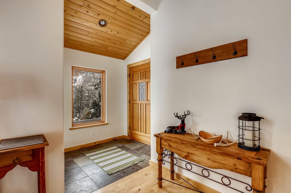 Entry way into Lake Purgatory Family Lodge