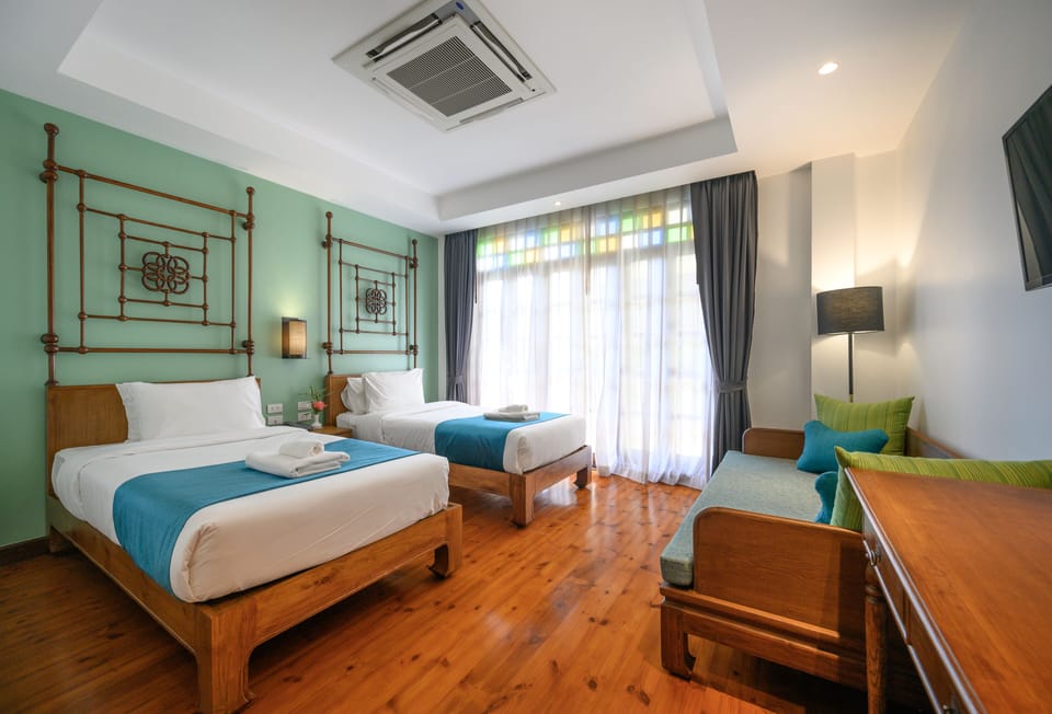 Deluxe Twin Room | In-room safe, desk, blackout drapes, soundproofing