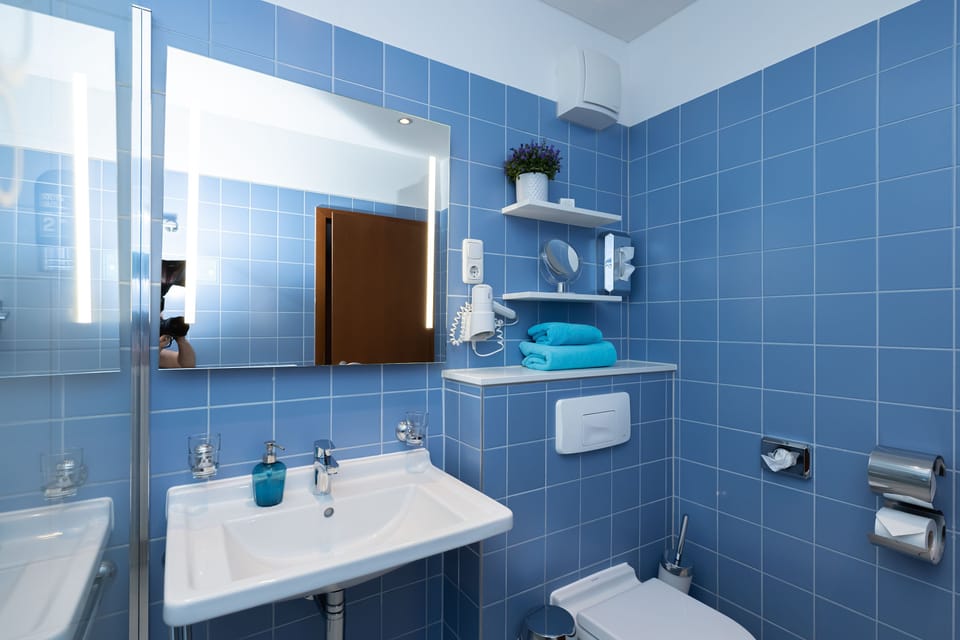 Double Room, 1 King Bed, Non Smoking | Bathroom | Shower, towels