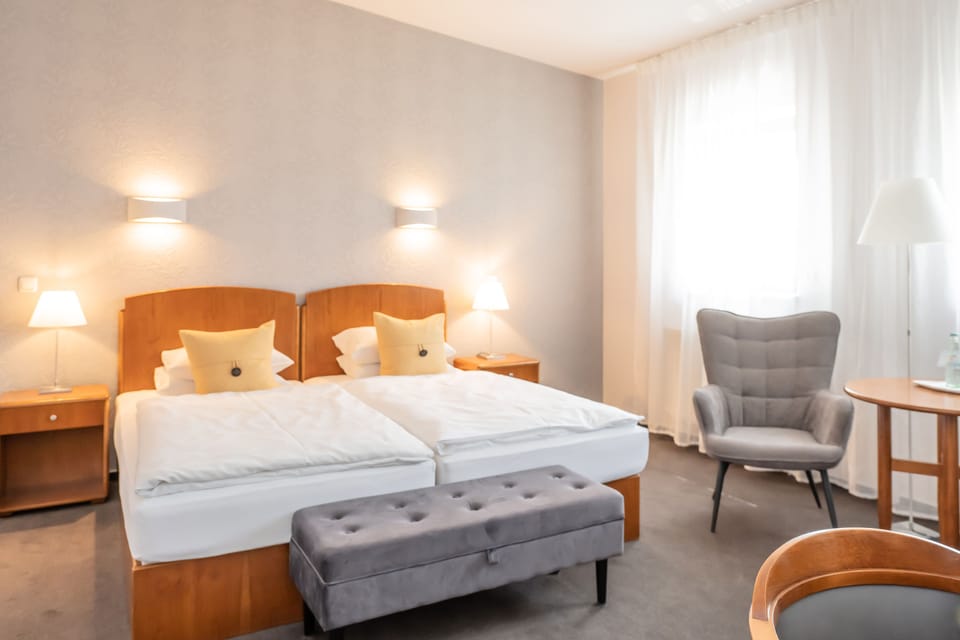Double Room, 1 King Bed, Non Smoking | Desk, blackout drapes, WiFi (surcharge), bed sheets