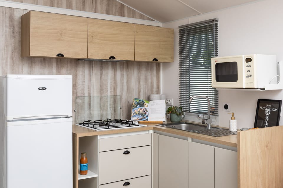 Mobile Home, 2 Bedrooms (30m²) | Private kitchen | Full-size fridge, microwave, stovetop, cookware/dishes/utensils