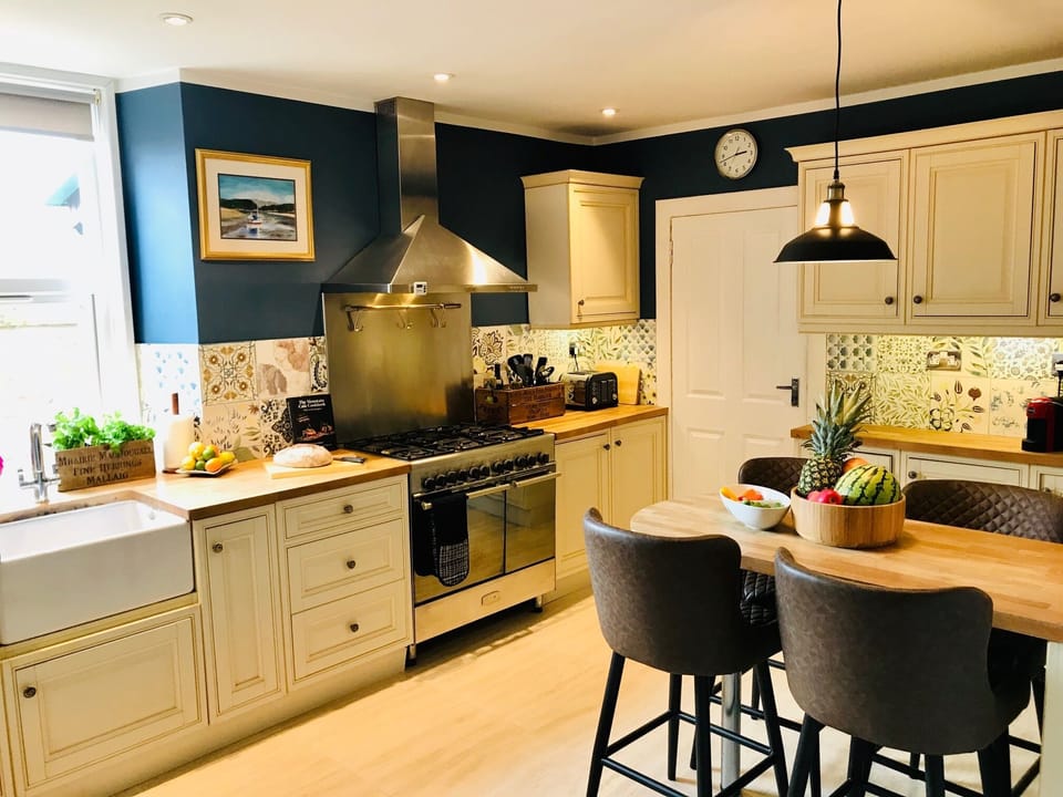 Deluxe Villa | Private kitchen | Fridge, microwave, stovetop, dishwasher