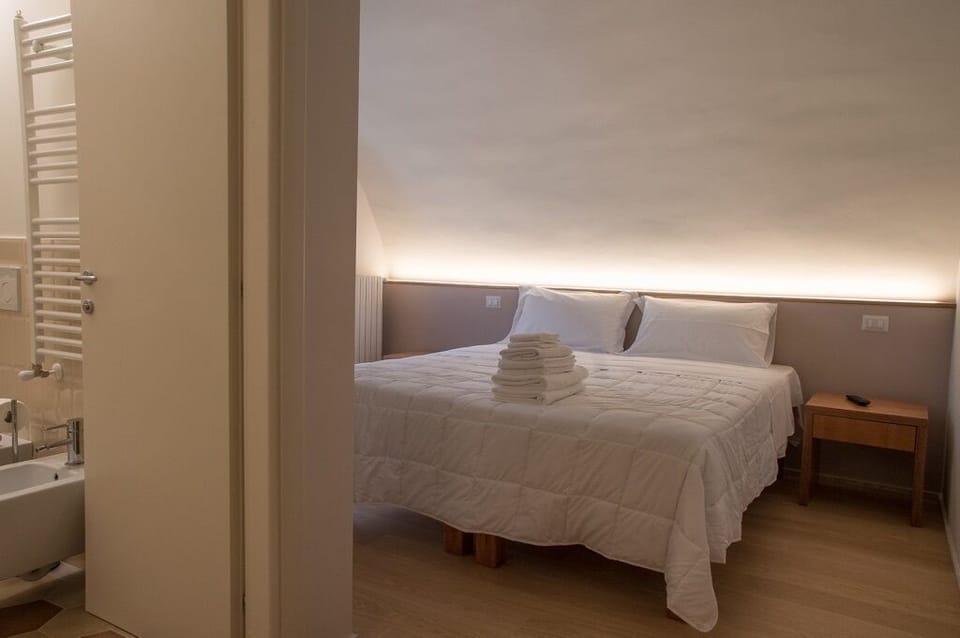 Comfort Double | Blackout drapes, soundproofing, free WiFi, bed sheets