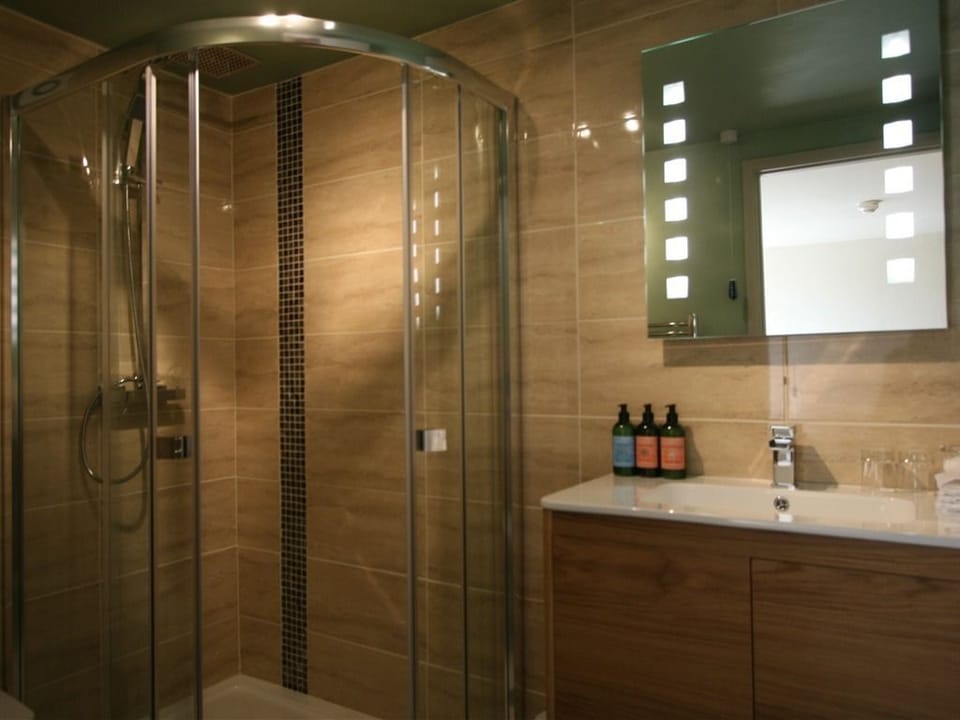 Double or Twin Room, Ensuite (The Shelley Room) | Bathroom | Shower, free toiletries, hair dryer, bathrobes