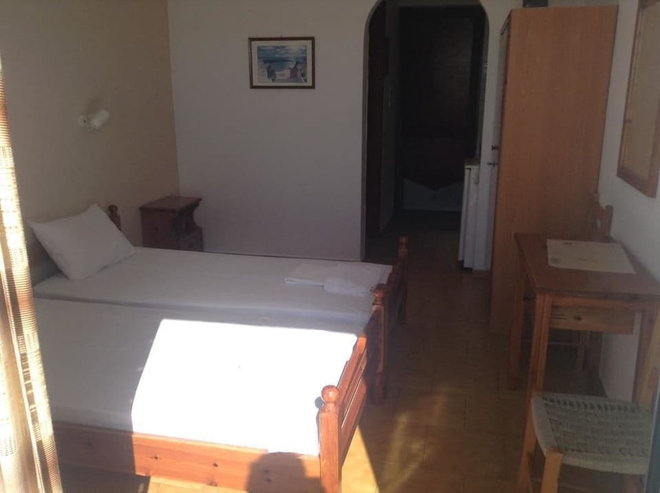 Premium bedding, in-room safe, cribs (free), bed sheets