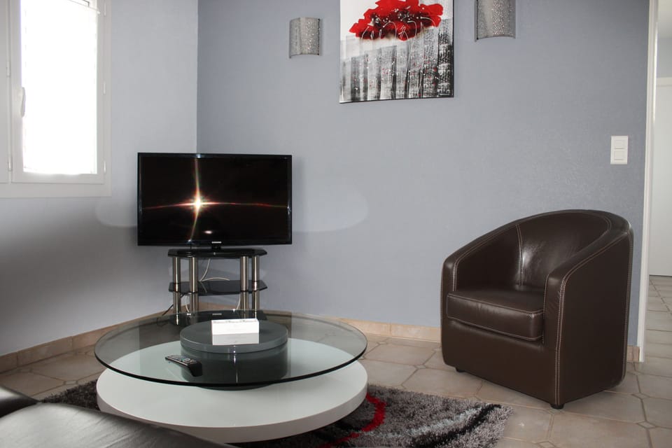 Family Room, Multiple Beds, Non Smoking | Living area | 80-cm flat-screen TV with digital channels, TV