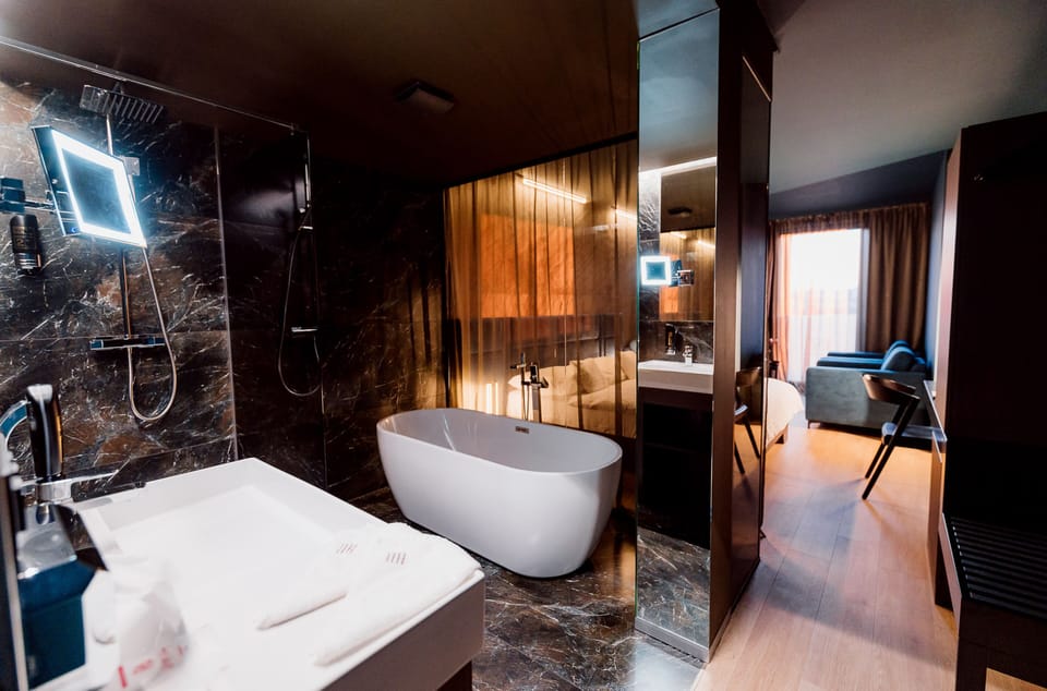 Studio | Bathroom | Free toiletries, hair dryer, towels, soap