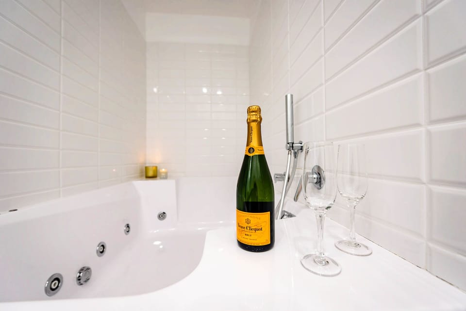 Suite, Bathtub | In-room safe, desk, blackout drapes, soundproofing