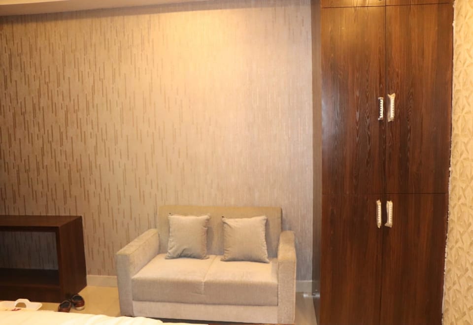 Executive Room | Living area | 32-inch LCD TV with cable channels, TV