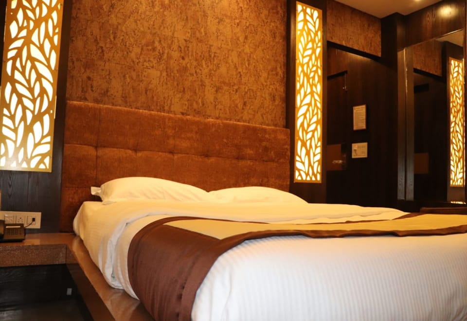 Premium Room | Soundproofing, iron/ironing board, free WiFi, bed sheets