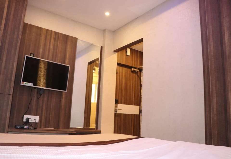 Deluxe Double Room | Soundproofing, iron/ironing board, free WiFi, bed sheets