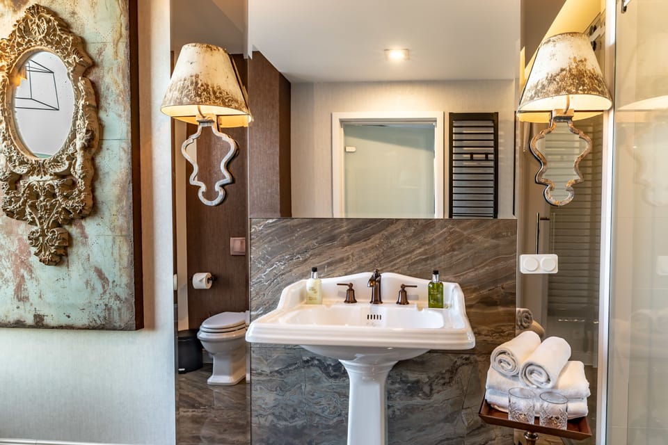 Deluxe Double Room | Bathroom | Slippers, towels