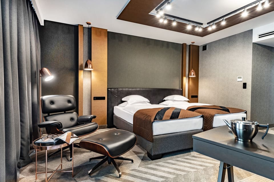 Deluxe Double Room | Hypo-allergenic bedding available, in-room safe, desk, laptop workspace