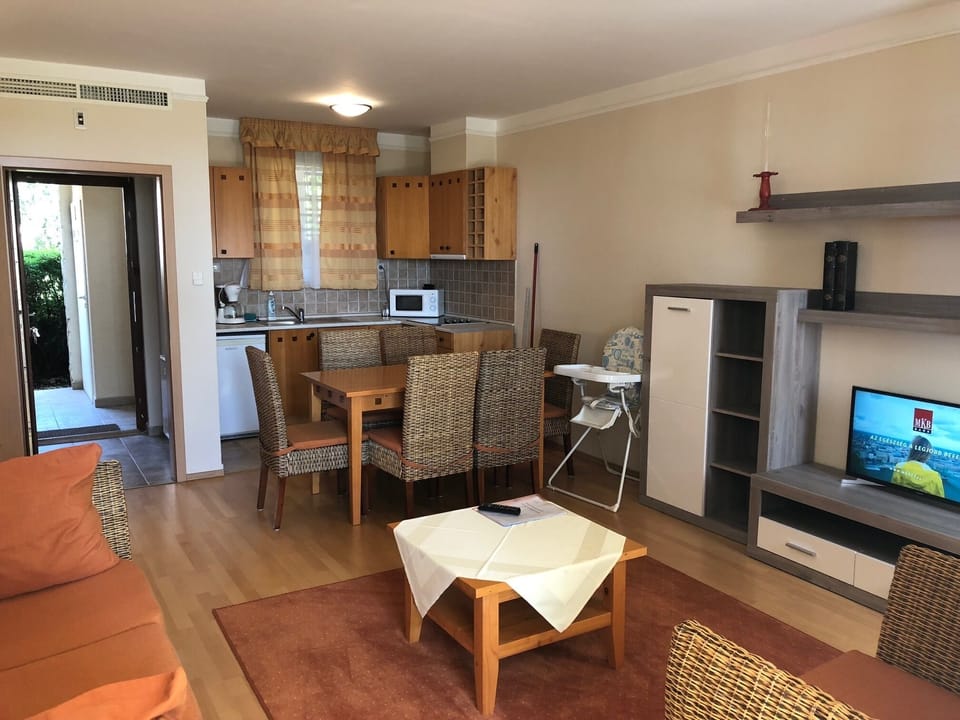 Apartment, 1 Bedroom | Private kitchen | Fridge, microwave, oven, stovetop