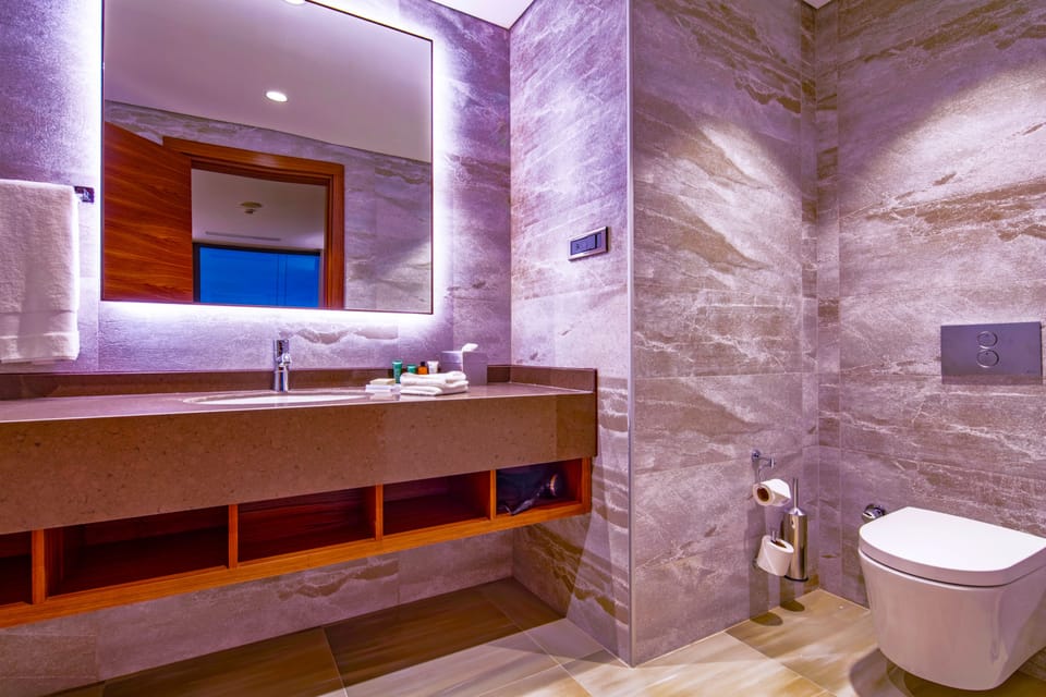 Suite | Bathroom | Combined shower/tub, deep soaking tub, hydromassage showerhead