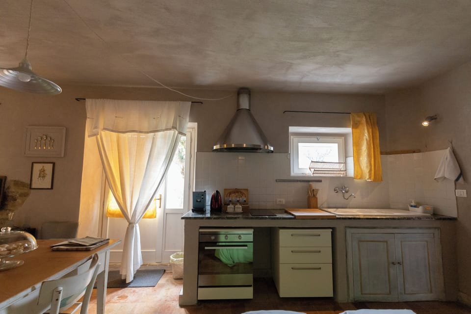 Classic Room | Private kitchen | Full-size fridge, oven, stovetop, cookware/dishes/utensils
