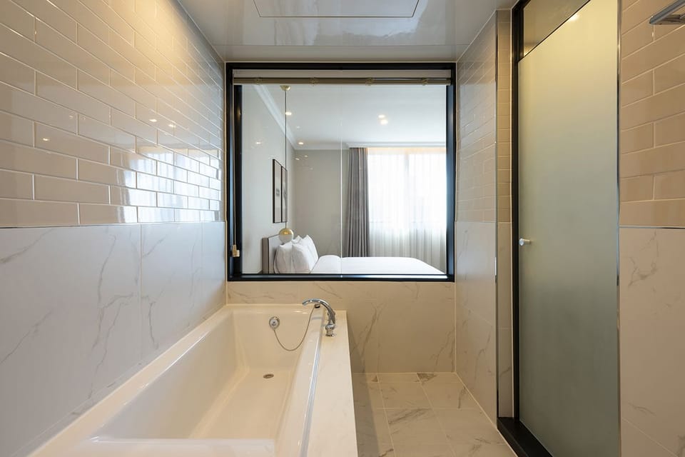 Deep soaking bathtub