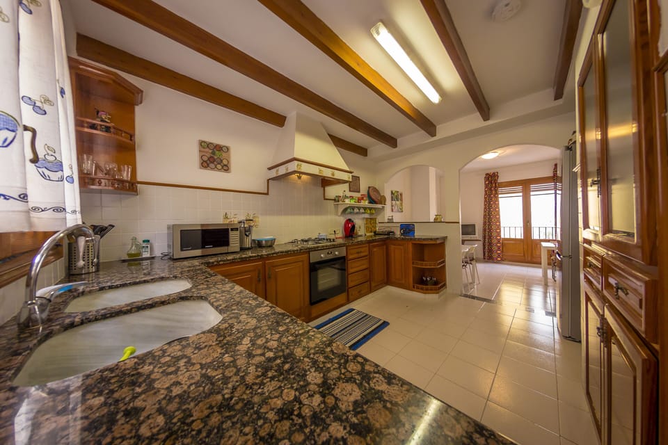 Full-size fridge, microwave, oven, stovetop