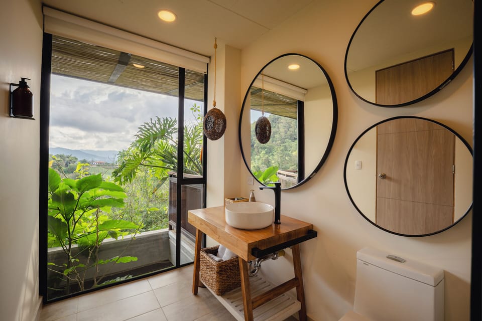 Deluxe Double Room, 1 Queen Bed, Non Smoking | Bathroom | Shower, free toiletries, bathrobes, towels