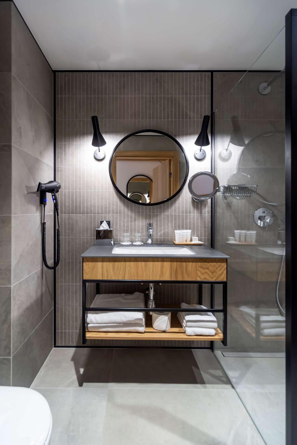 Shower, rainfall showerhead, free toiletries, hair dryer