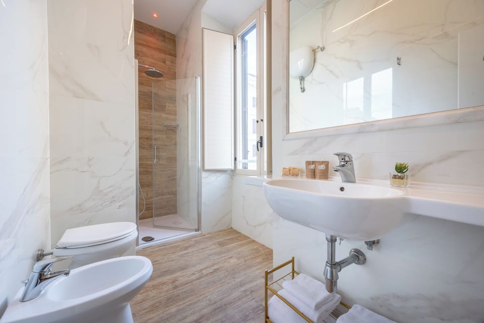Double Room | Bathroom | Eco-friendly toiletries, hair dryer, bidet, towels
