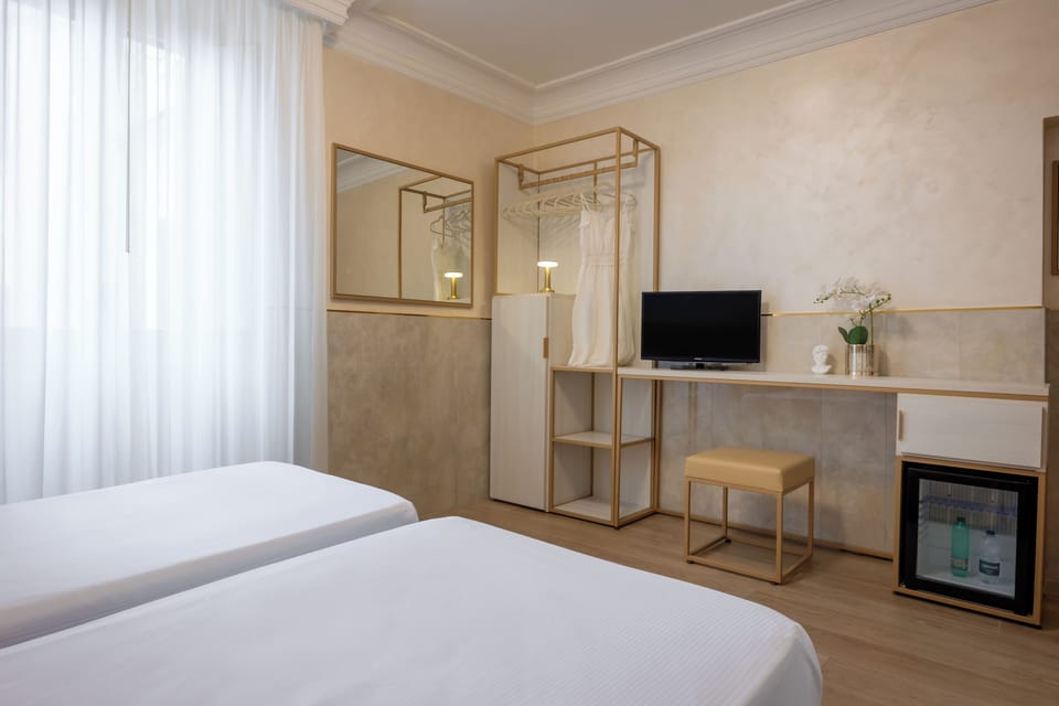 Double Room | Minibar, in-room safe, desk, soundproofing