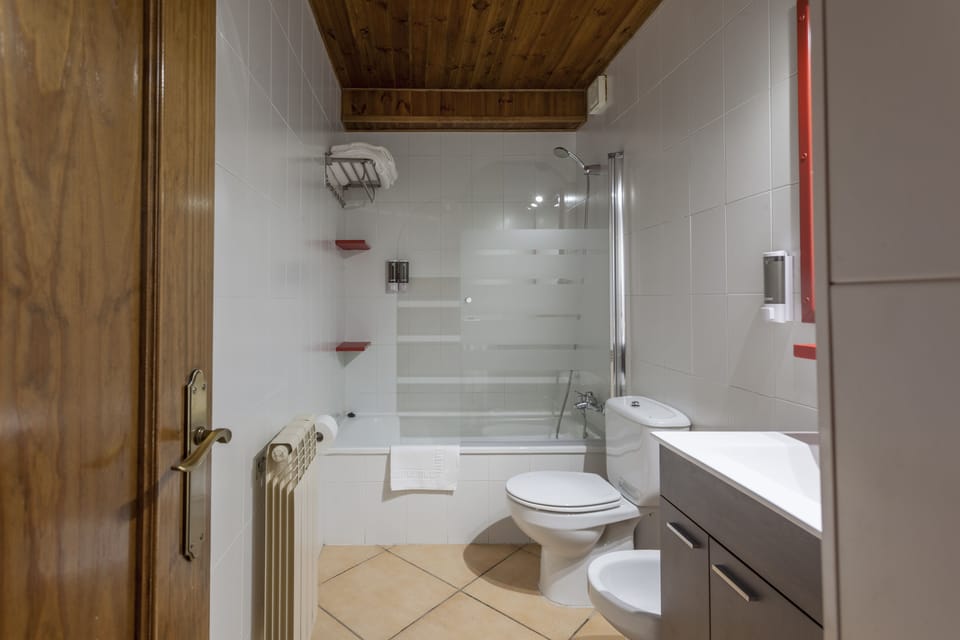 Standard Double Room, 1 King Bed | Bathroom | Free toiletries, hair dryer, bidet, towels