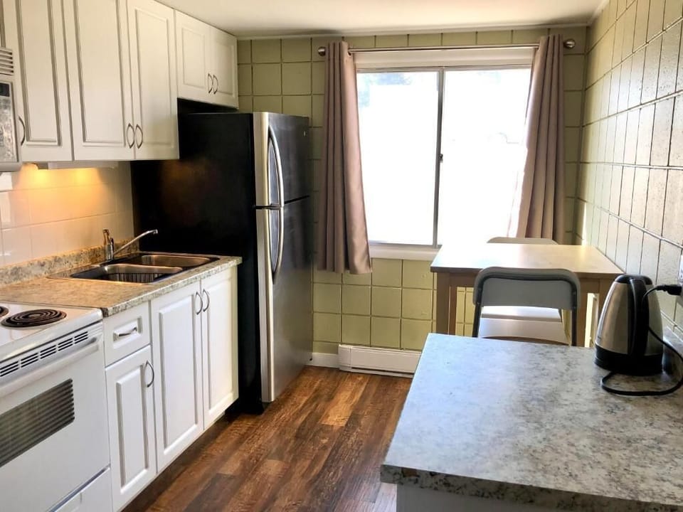 Deluxe Studio Suite | Private kitchen | Coffee/tea maker, mini-fridge, microwave