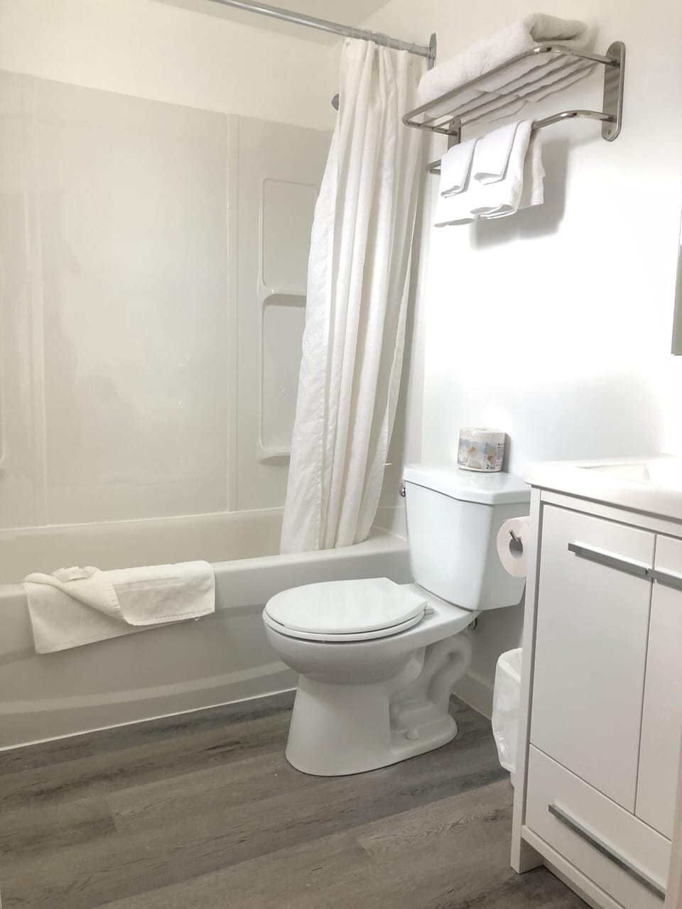 Room, 1 Queen Bed, Non Smoking | Bathroom | Combined shower/tub, hair dryer (on request), towels
