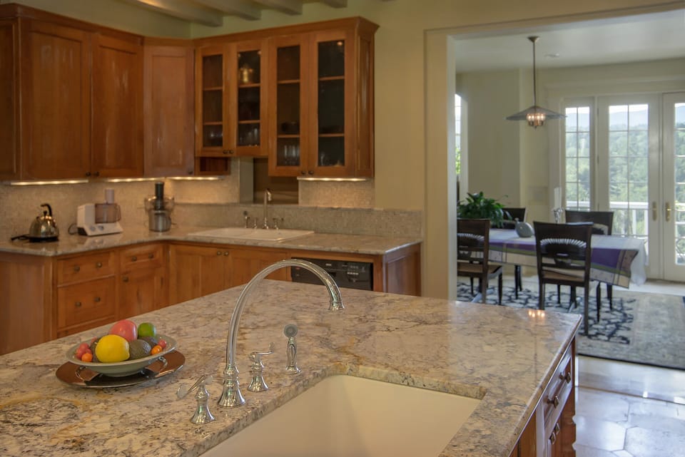 A large kitchen perfect for meal preperation