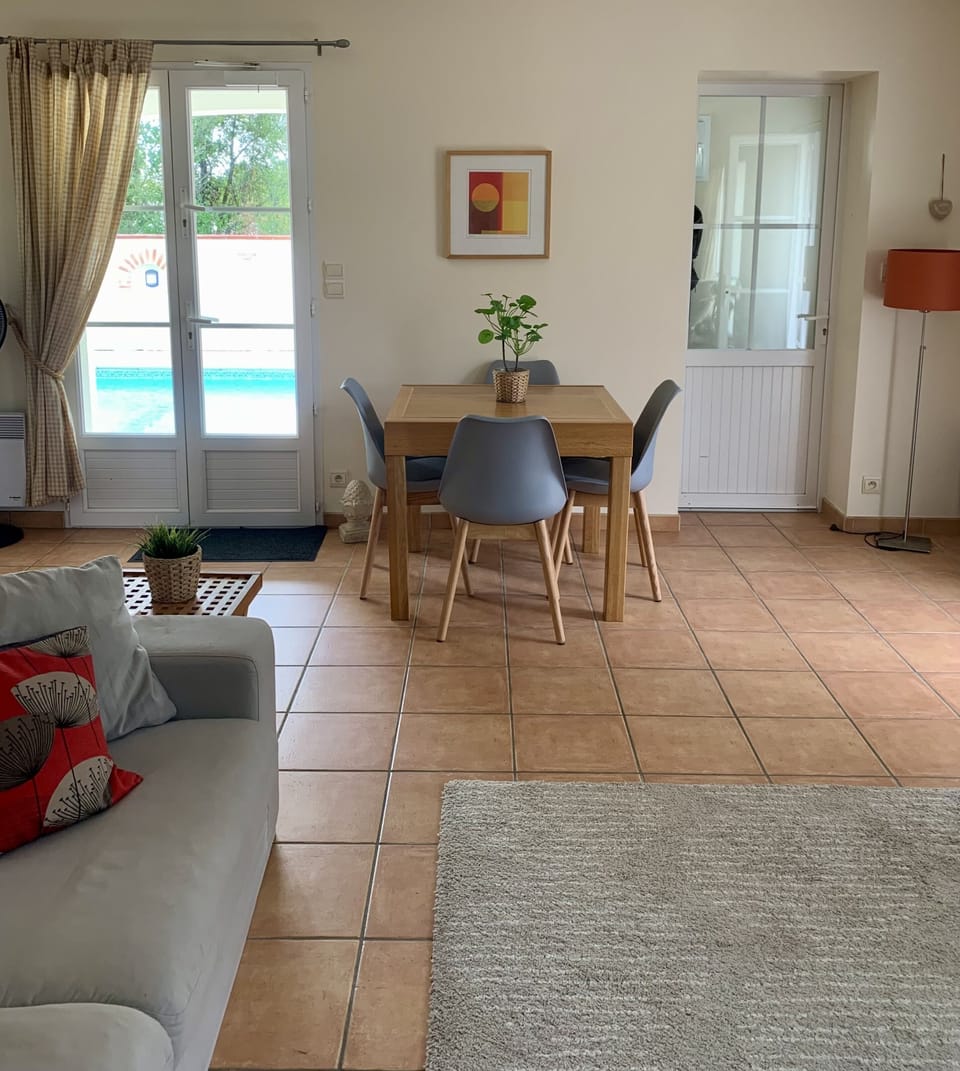 Extendable dining table 