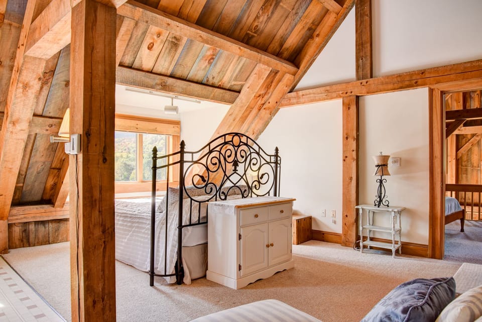 Queen bed nestled in with fantastic mountain views!