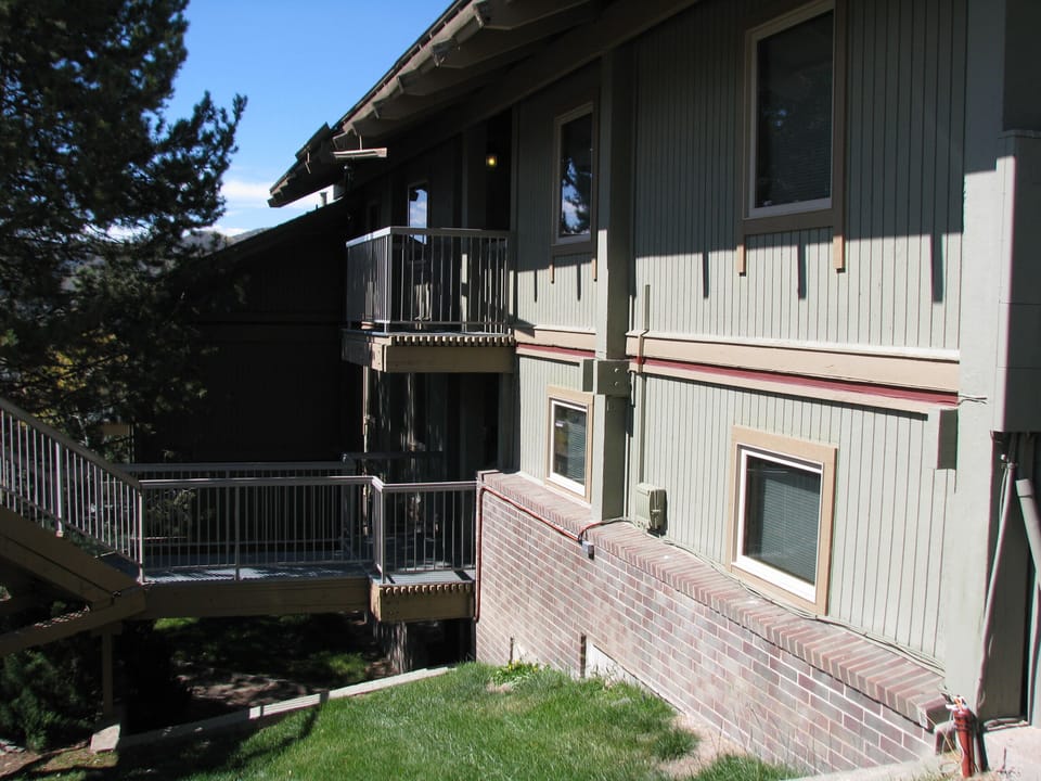 Easy access to  corner condo, steps away from parking