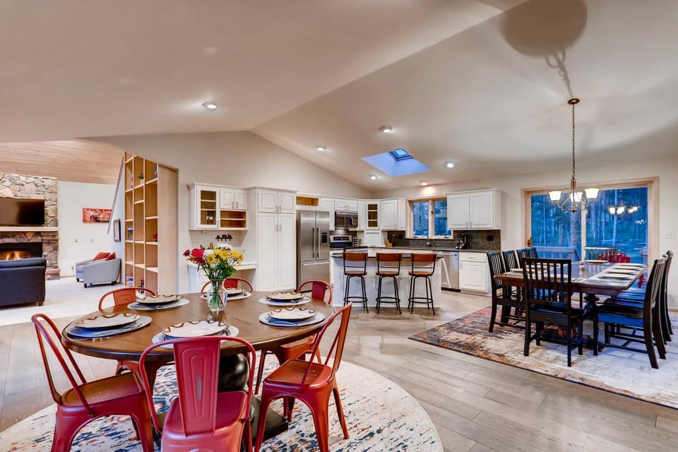 Large,open kitchen-seats up to 19! Enjoy granite counters & stainless appliances