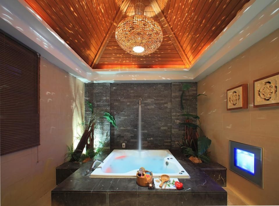 Classic Double Room, 1 Bedroom | Bathroom | Free toiletries, hair dryer, slippers, shampoo