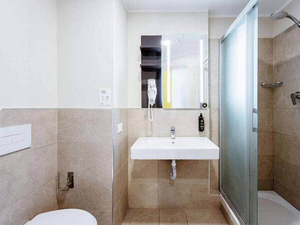 Shower, hair dryer, bidet, towels