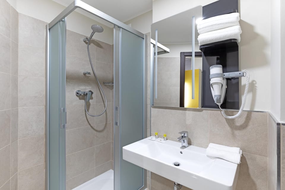 Shower, hair dryer, bidet, towels